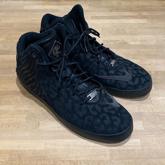 Nike Air Lebron XI NSW Lifestyle Black Size 12 616766-003 Animal Pattern - Picture 1 of 14